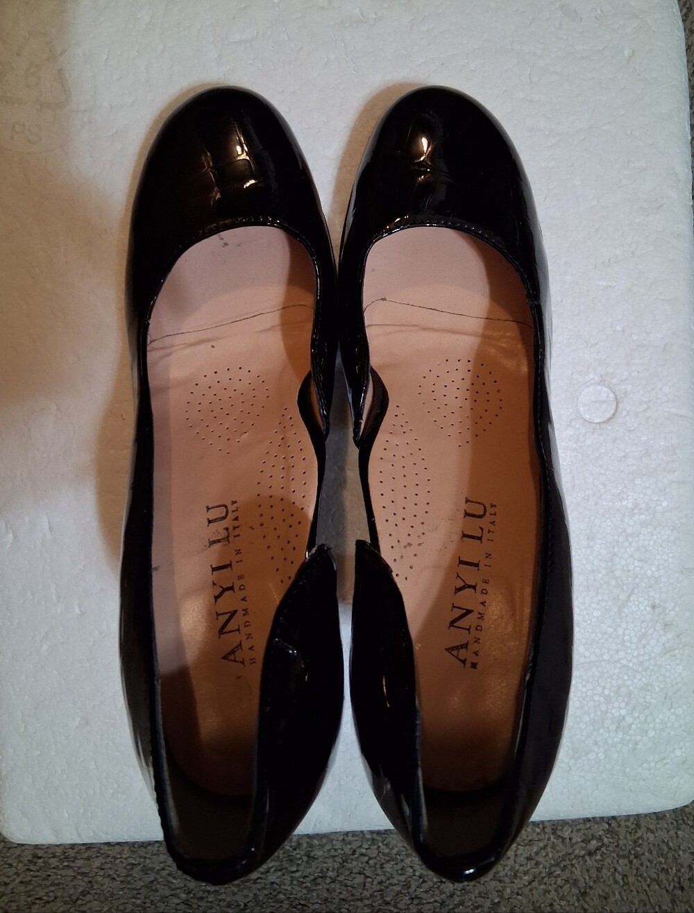 Anyi Lu black patent leather pumps, classic, feminine design ,handmade in Italy.